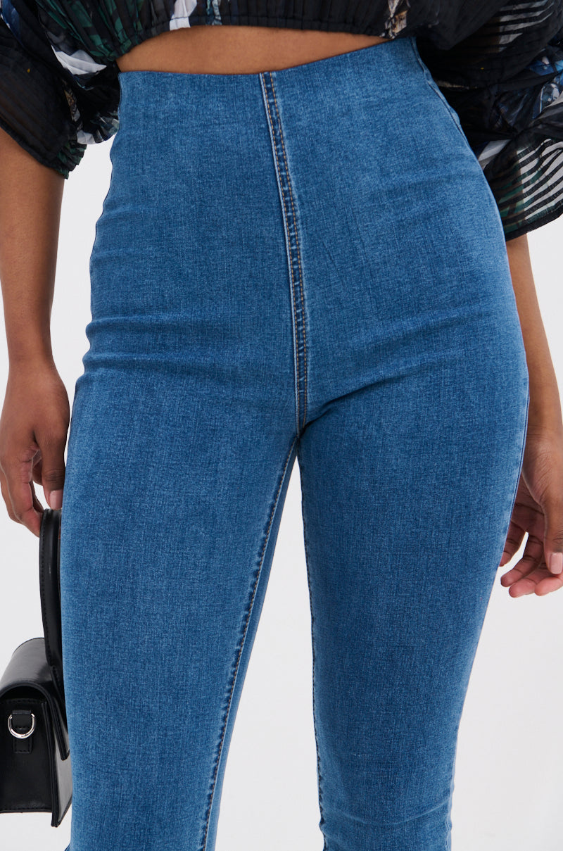 FLEX FIT MEDIUM WASH CAPRI