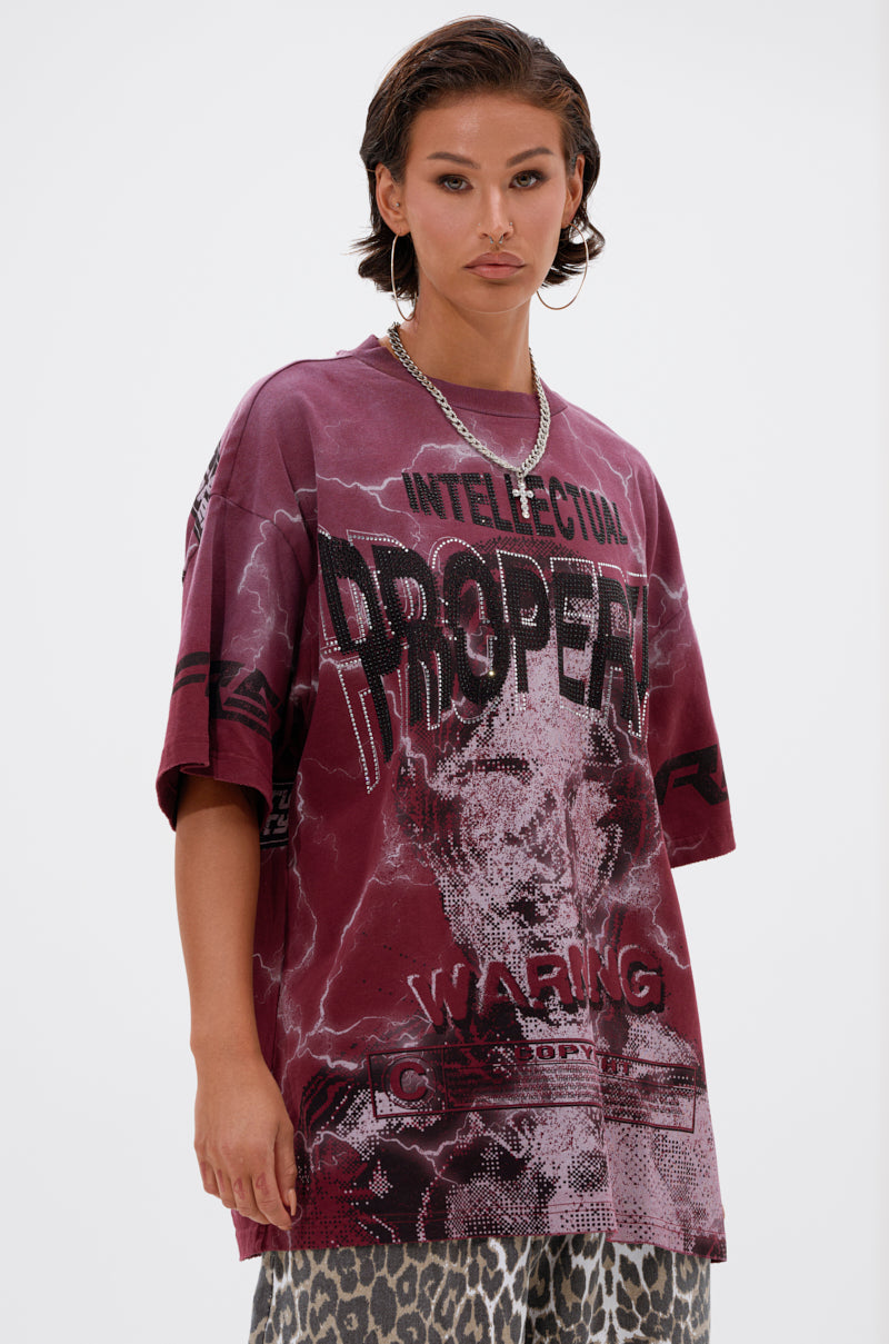 INTELLECTUAL PROPERTY GRAPHIC TEE IN BURGUNDY