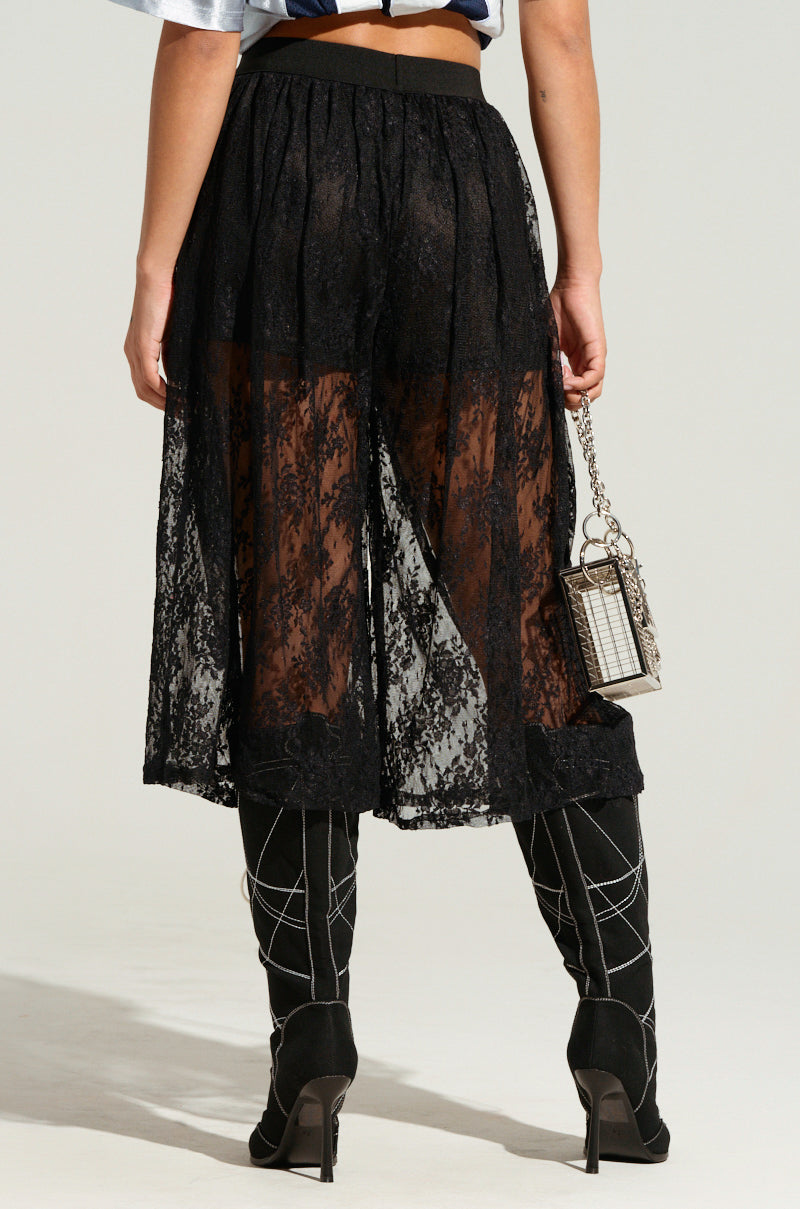 KELLY LACE SHORT IN BLACK