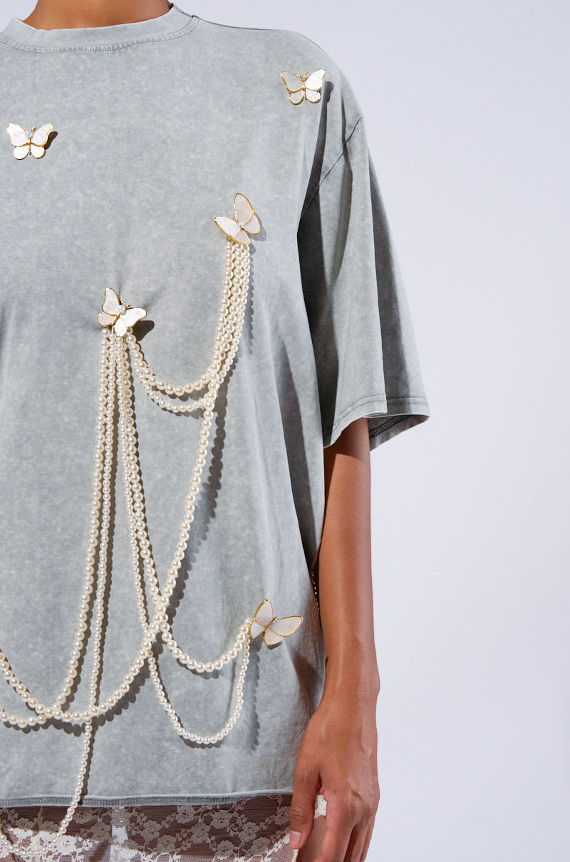 MOMENTS APART TEE WITH BUTTERFLY