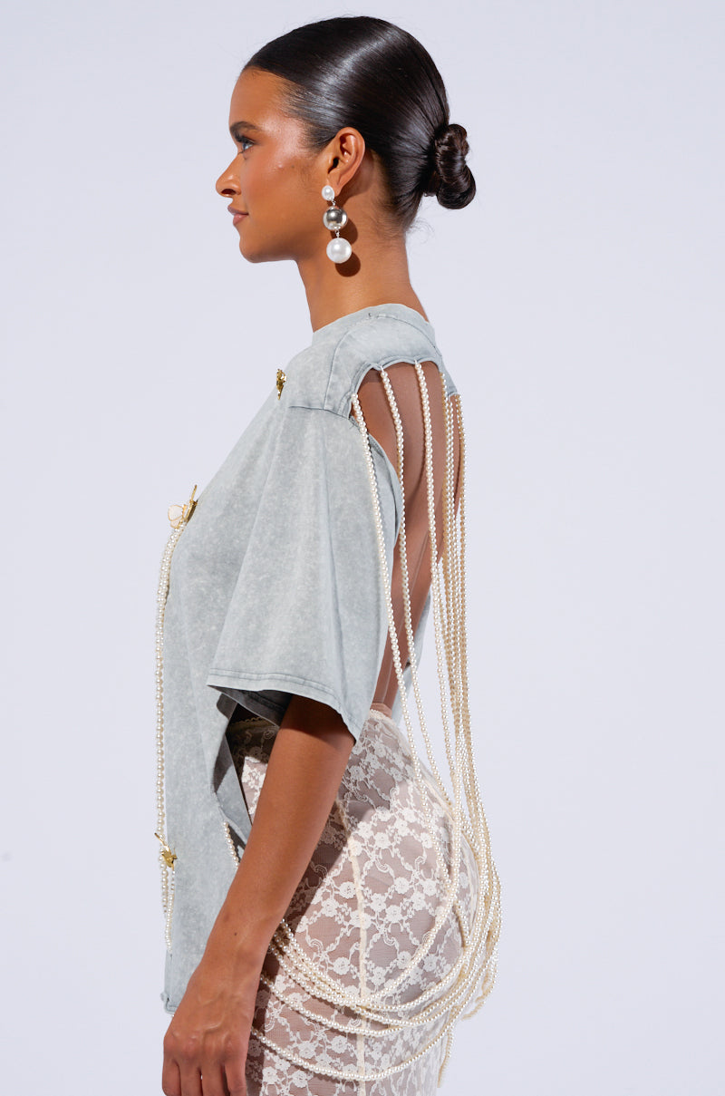 MOMENTS APART TEE WITH BUTTERFLY