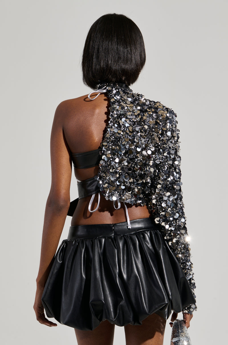 NEO ONE SLEEVED BUCKLE TOP