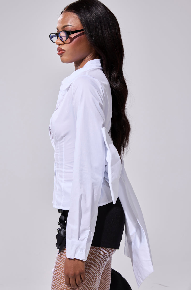 STRAIGHT TO THE POINT BUTTON DOWN