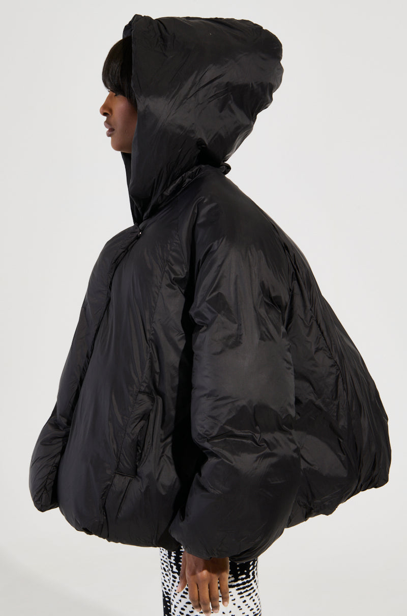 LEONE STATEMENT CIRCLE CROP PUFFER IN BLACK