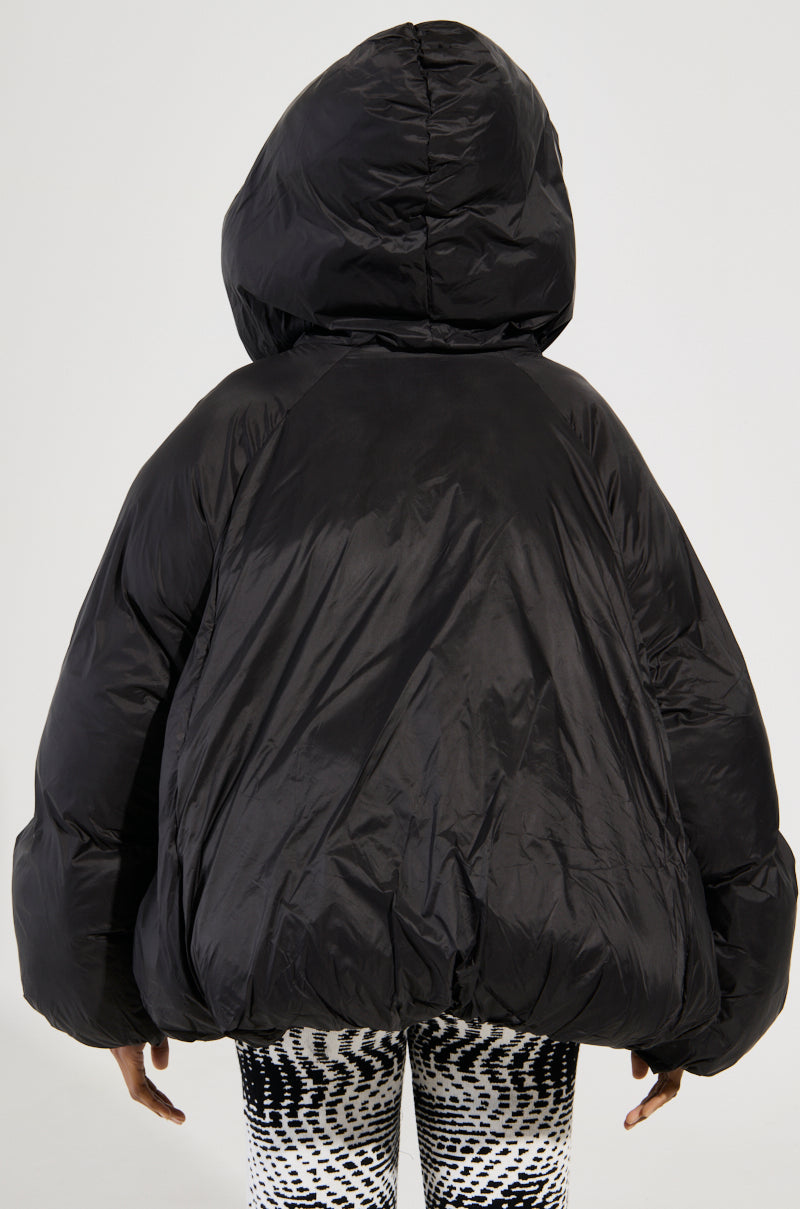 LEONE STATEMENT CIRCLE CROP PUFFER IN BLACK