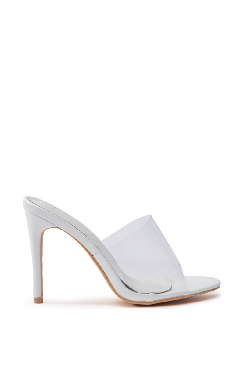 AKIRA OSWEGO WHITE SLIP ON SANDAL