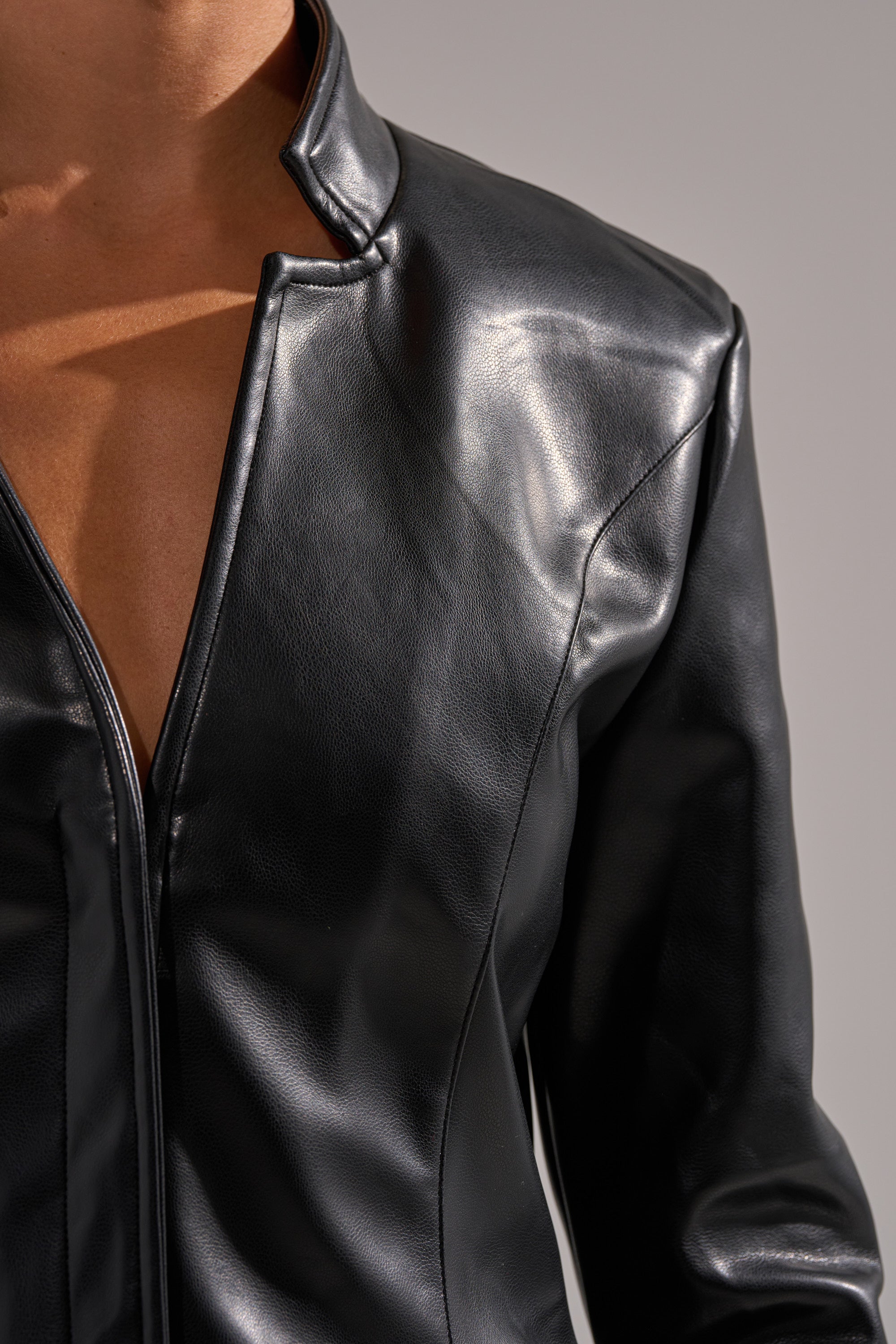 CARMEN BODYCON BLAZER IN BLACK