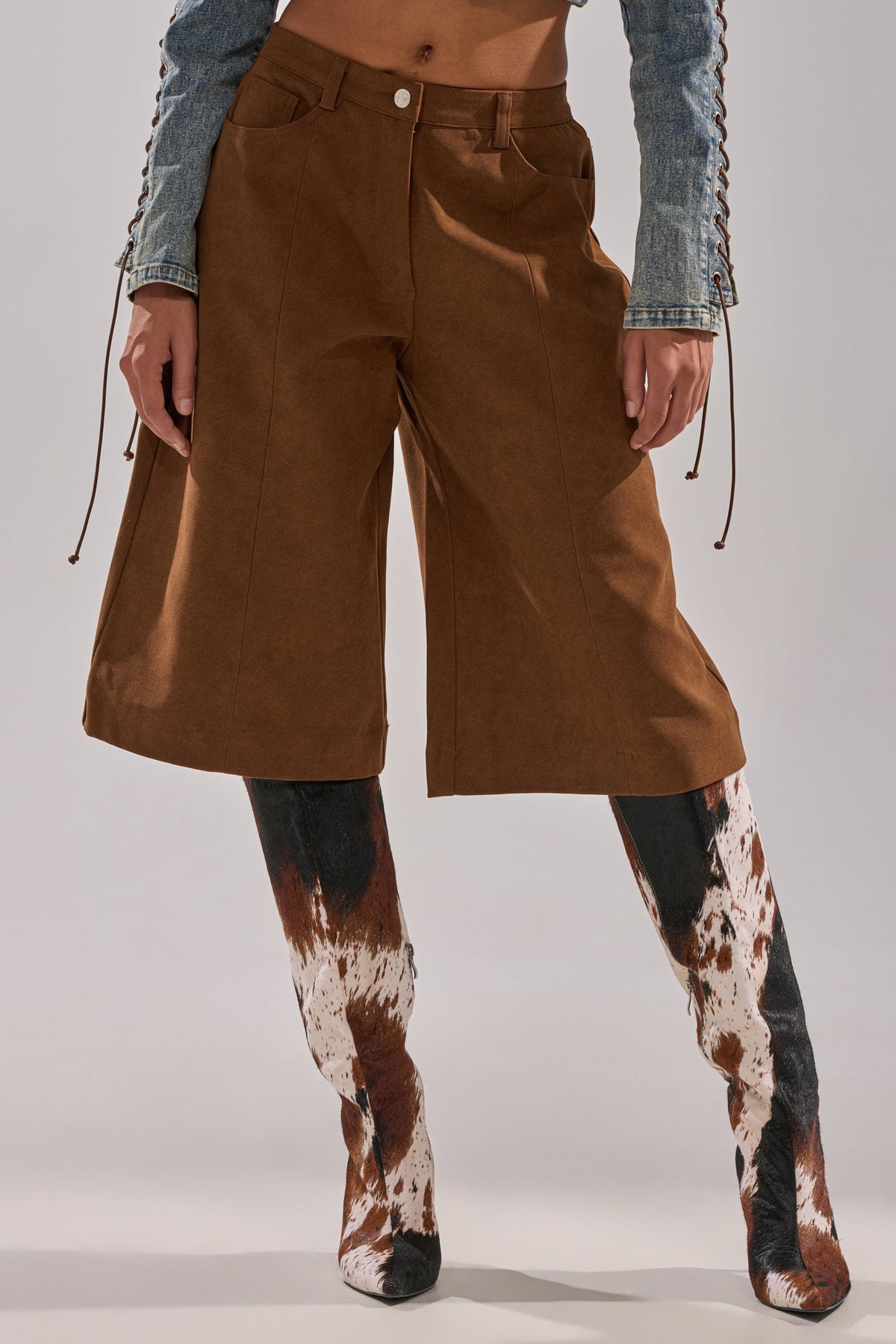 I KNOW IT SUEDE JORTS