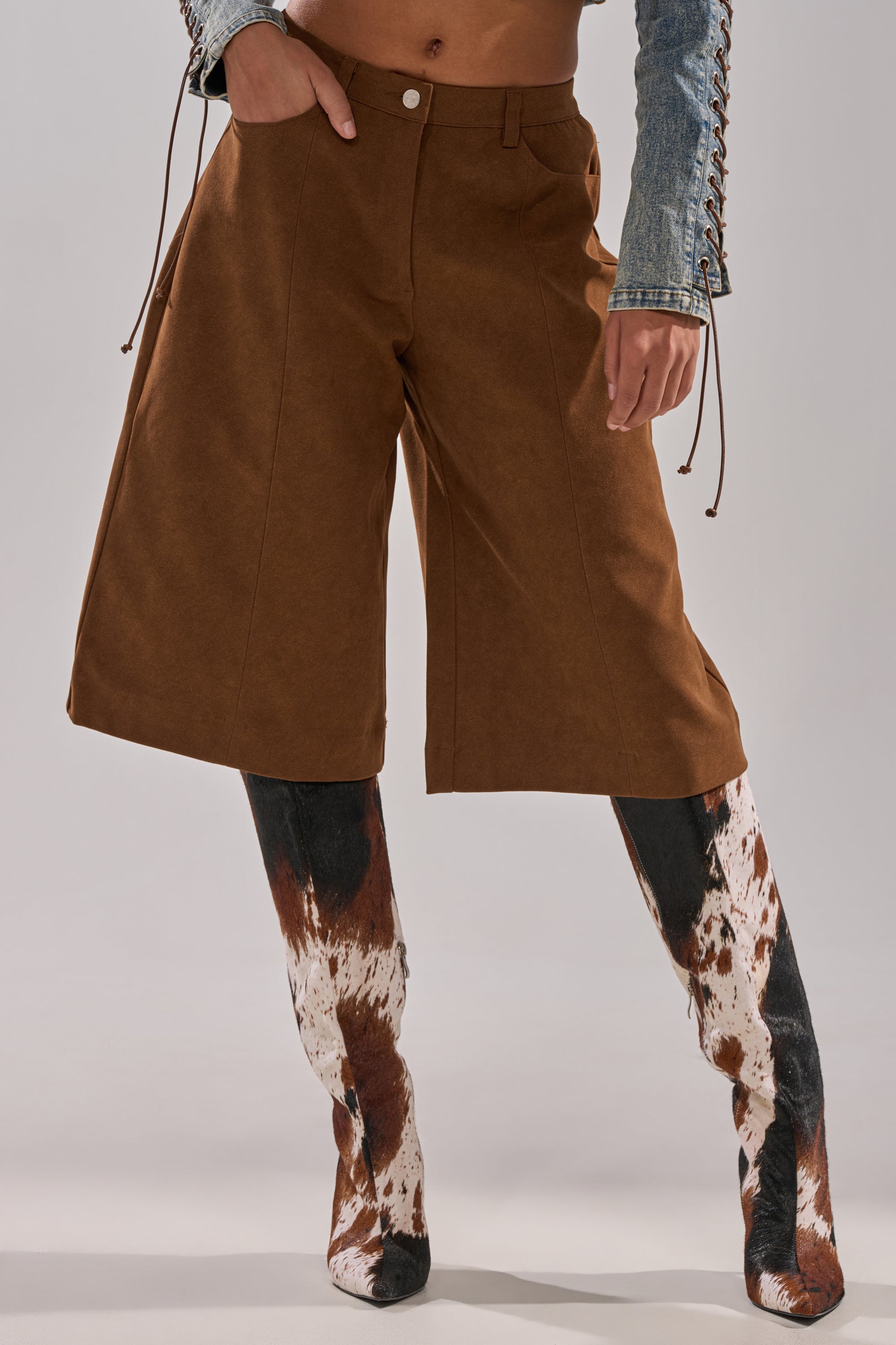 I KNOW IT SUEDE JORTS