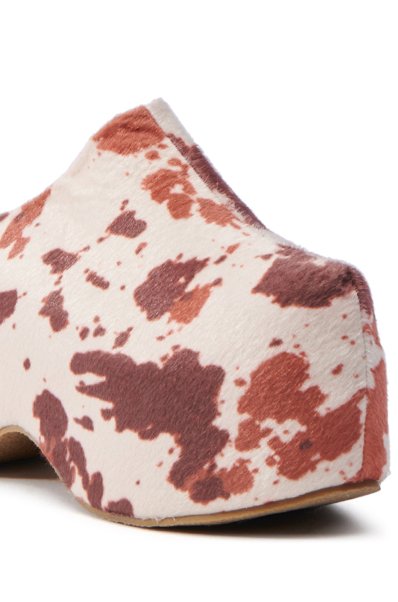 AZALEA WANG TEATREE COW CLOG