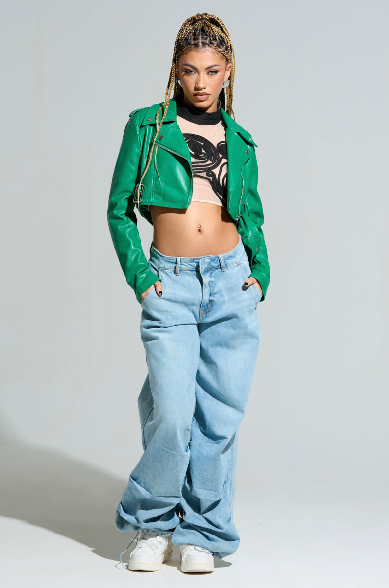 TRIO ESSENTIAL CROPPED MOTO IN GREEN