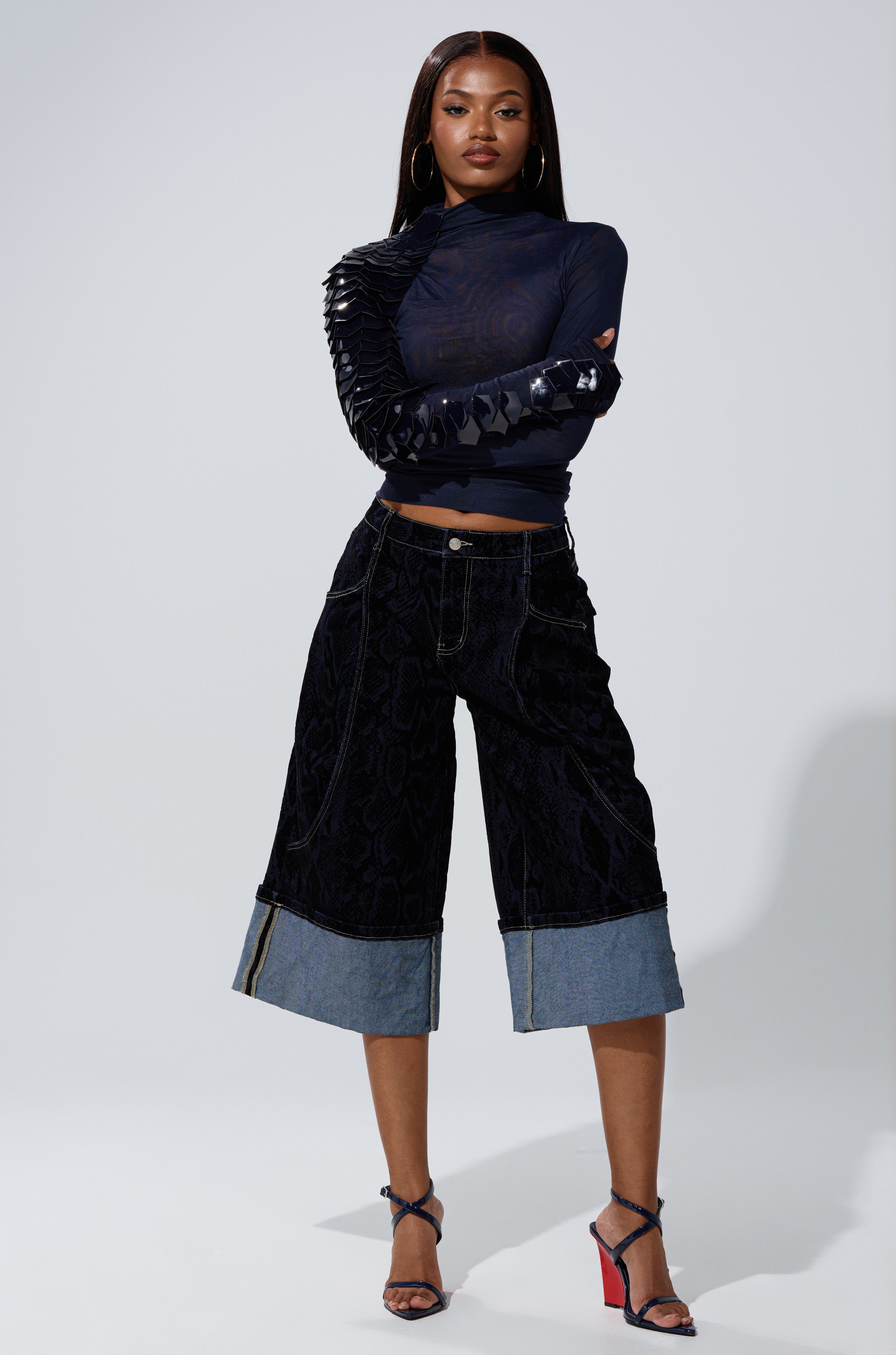 VELMA VINYL SINGLE SLEEVE SCALE TOP IN NAVY