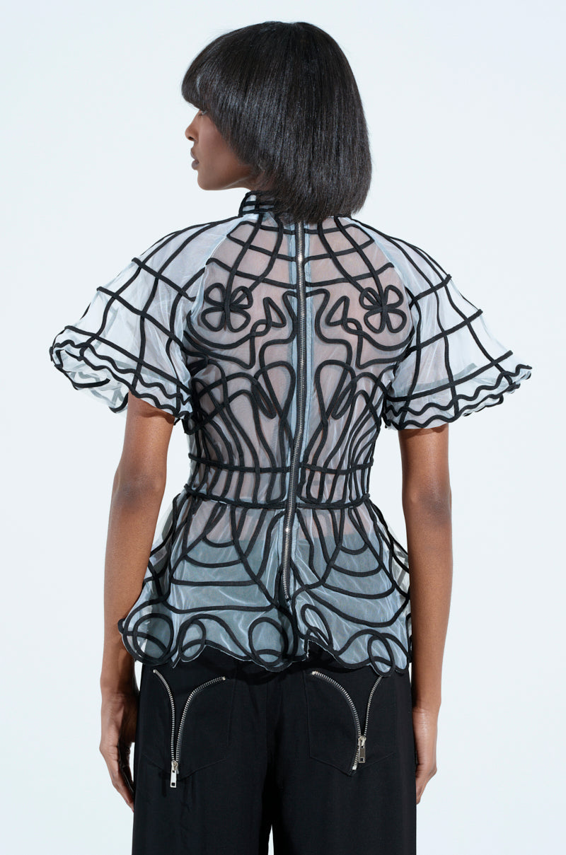 DOLL FACE SHORT SLEEVE STRUCTURED BLOUSE