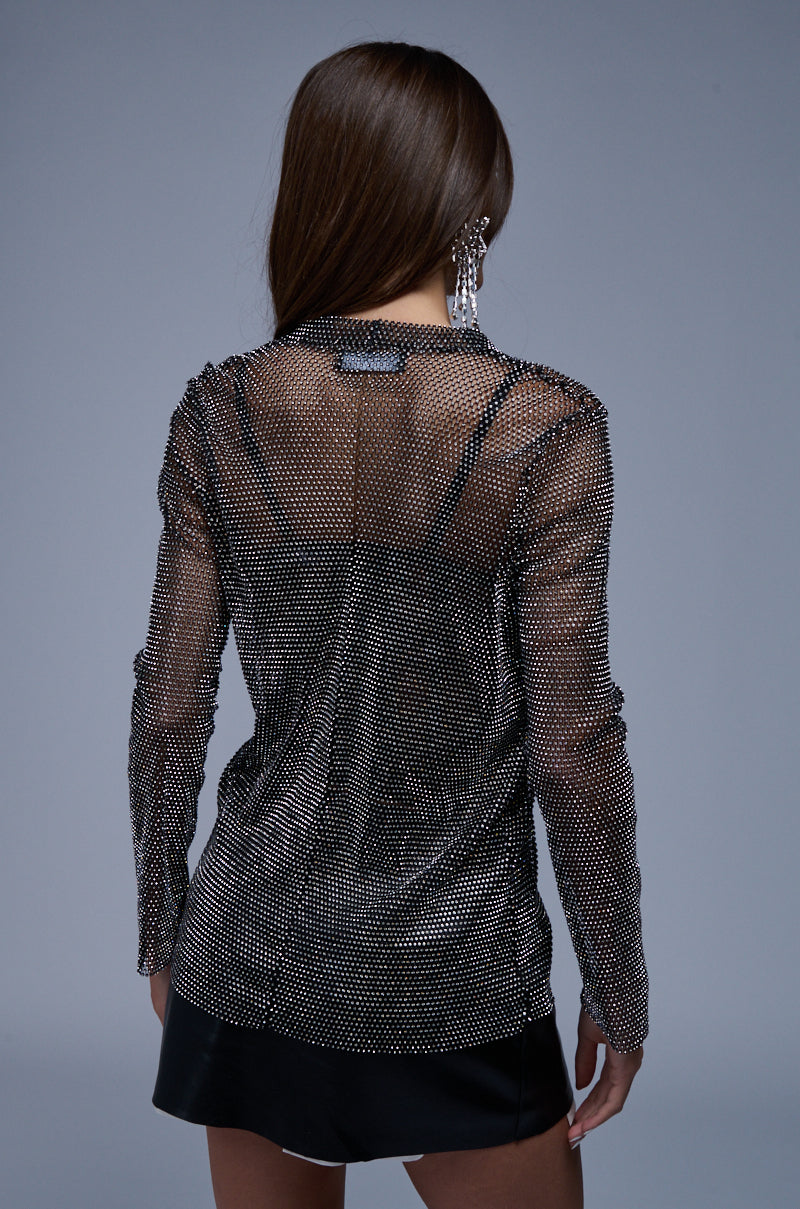 AN ELEGANT EVENING RHINESTONE MESH COLLARED BLOUSE