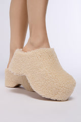 AZALEA WANG DOLORITA CREAM SHERPA CLOG