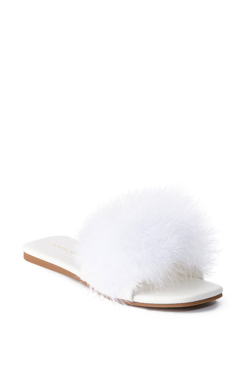AZALEA WANG PAISLEY FLAT FEATHER SANDAL IN WHITE