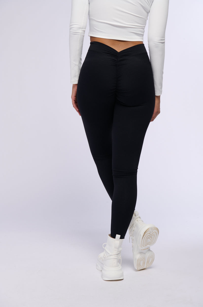 ON THE RUN RUCHED LEGGING IN BLACK