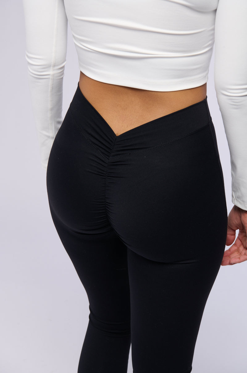 ON THE RUN RUCHED LEGGING IN BLACK
