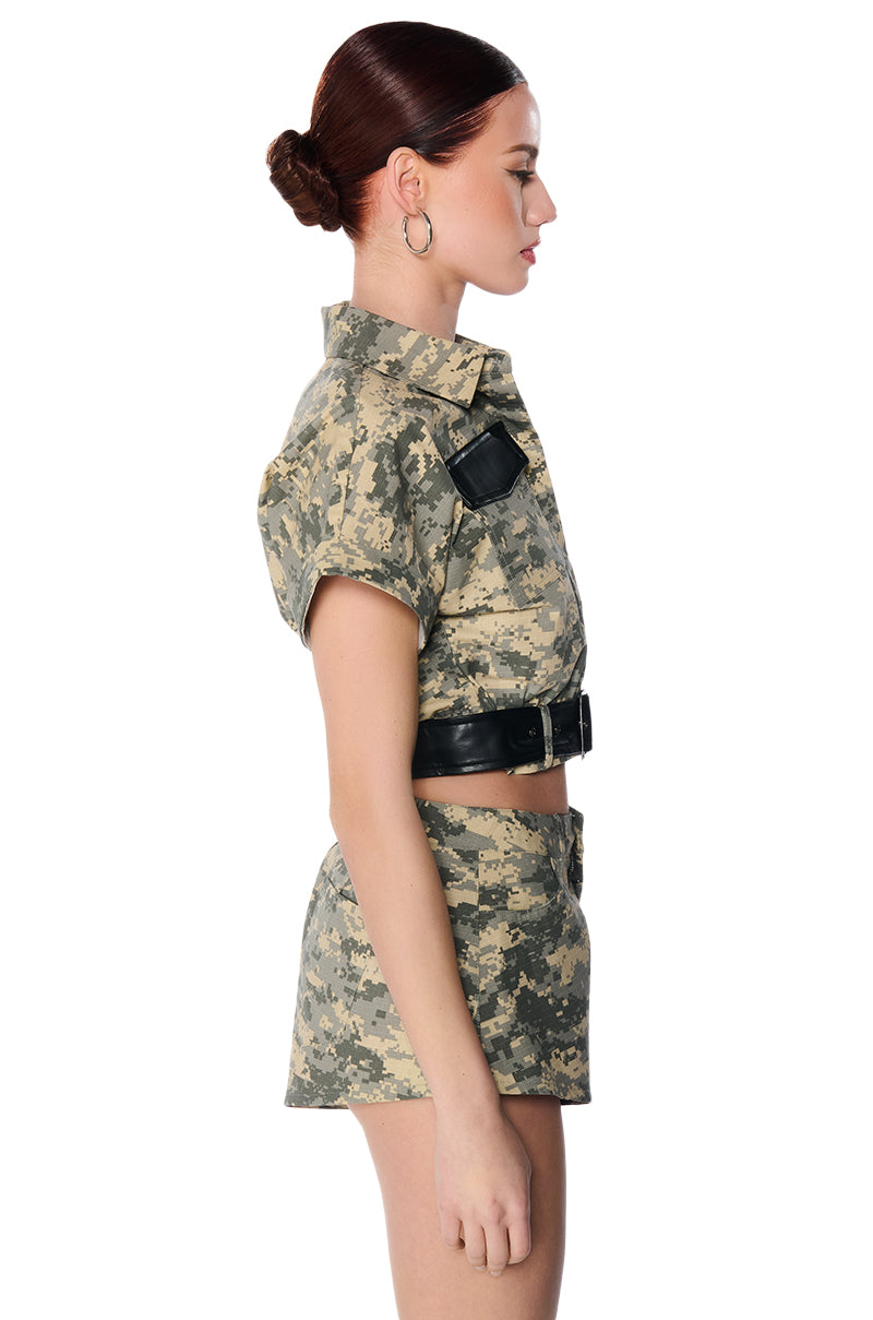 RYDER CAMO BELTED BUTTON DOWN